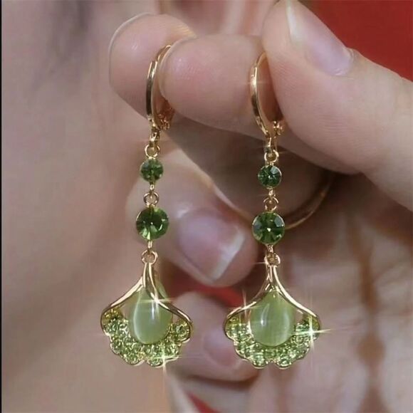Peridot Green Ginkgo Biloba Crystal Dangle Earrings Gold Teardrop Tassel Drop - Picture 1 of 4